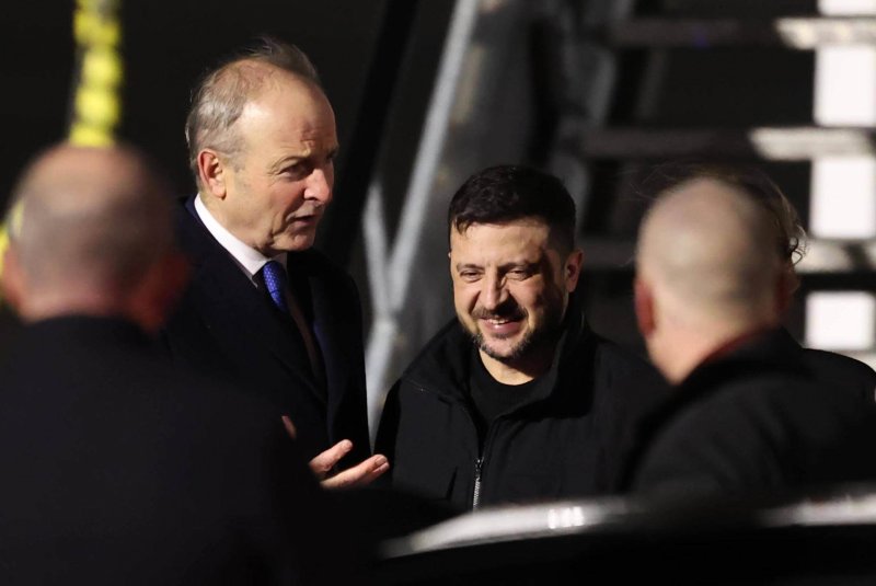 [AP/뉴시스] 우크라이나의 볼로디미르 젤렌스키 대통령이 1일 아일랜드를 방문해 공항에서 마이클 마틴 총리의 환영을 받고 있다