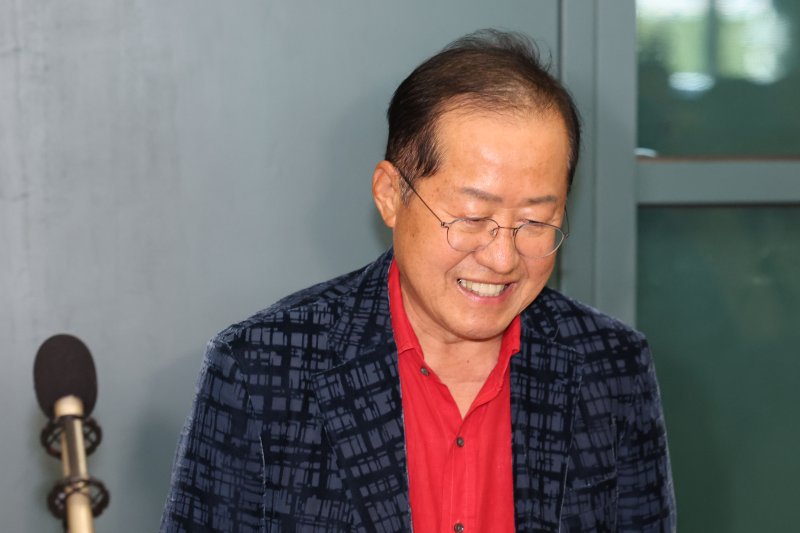 [인천공항=뉴시스] 권창회 기자 = 국민의힘 대선 후보 경선에서 탈락한 뒤 정계 은퇴를 선언하고 하와이에 체류했던 홍준표 전 대구시장이 17일 인천 중구 인천국제공항 제1터미널을 통해 귀국하고 있다. 2025.06.17. kch0523@newsis.com