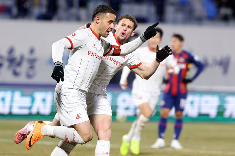 [수원=뉴시스] 이영환 기자 = 8일 오후 수원 장안구 수원종합운동장에서 열린 K리그1 수원FC와 K리그2 부천FC의 승강 플레이오프(PO) 2차전 경기 전반전, 부천 바사니가 선제 골을 넣은 후 기뻐하고 있다. 2025.12.08. 20hwan@newsis.com