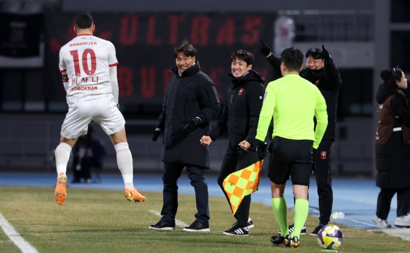 [수원=뉴시스] 이영환 기자 = 8일 오후 수원 장안구 수원종합운동장에서 열린 K리그1 수원FC와 K리그2 부천FC의 승강 플레이오프(PO) 2차전 경기 전반전, 부천 바사니가 선제 골을 넣은 후 이영민 감독을 향해 달려가 기쁨을 나누고 있다. 2025.12.08. 20hwan@newsis.com