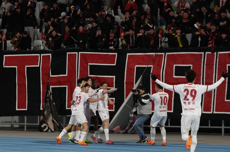 [수원=뉴시스] 이영환 기자 = 8일 오후 수원 장안구 수원종합운동장에서 열린 K리그1 수원FC와 K리그2 부천FC의 승강 플레이오프(PO) 2차전 경기 후반전, 부천 갈레고가 골을 넣은 후 기뻐하고 있다. 2025.12.08. 20hwan@newsis.com