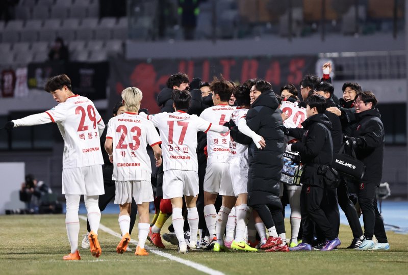 8일 오후 경기 수원시 장안구 수원종합경기장에서 열린 하나은행 K리그 승강 플레이오프(PO) 2차전 수원FC와 부천FC의 경기, 부천FC 바사니가 전반 선제골을 넣은 뒤 코칭스태프와 기쁨을 나누고 있다. 2025.12.8/뉴스1 ⓒ News1 구윤성 기자