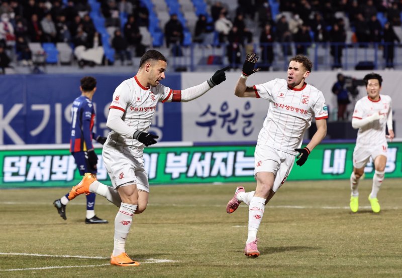 8일 오후 경기 수원시 장안구 수원종합경기장에서 열린 하나은행 K리그 승강 플레이오프(PO) 2차전 수원FC와 부천FC의 경기, 부천FC 바사니가 전반 선제골을 넣은 뒤 세리머니하고 있다. 2025.12.8/뉴스1 ⓒ News1 구윤성 기자