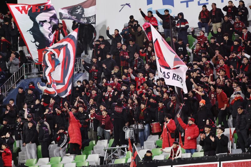 8일 오후 경기 수원시 장안구 수원종합경기장에서 열린 하나은행 K리그 승강 플레이오프(PO) 2차전 수원FC와 부천FC의 경기, 부천FC 서포터즈가 열띤 응원을 펼치고 있다. 2025.12.8/뉴스1 ⓒ News1 구윤성 기자