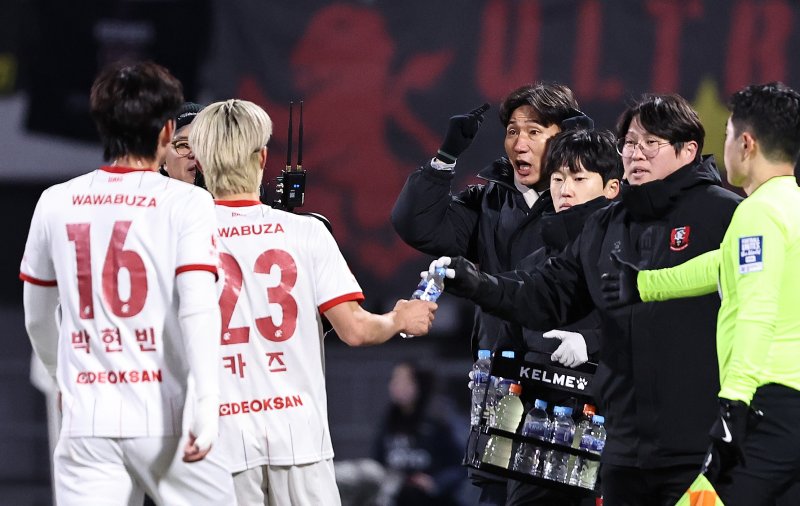 이영민 부천FC 감독이 8일 오후 경기 수원시 장안구 수원종합경기장에서 열린 하나은행 K리그 승강 플레이오프(PO) 2차전 수원FC와 부천FC의 경기에서 선수들에게 작전 지시하고 있다. 2025.12.8/뉴스1 ⓒ News1 구윤성 기자