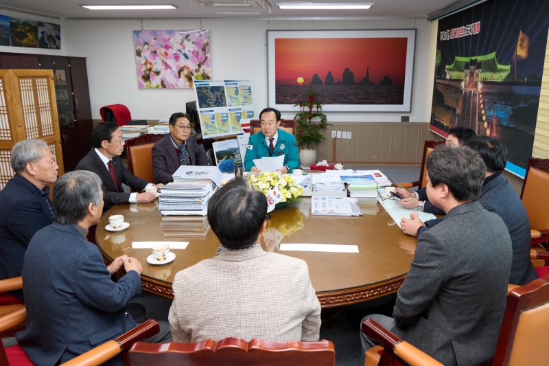 [통영=뉴시스] 신정철 기자= 경남 통영시는 관내 수산업협동조합 직원 150여 명이 고향사랑기부금 1500만원을 통영시와 경북 구미시 등에 상호기부했다고 8일 밝혔다. 사진은 지난 5일 통영시 관내 8개 수산업협동조합장들이 통영시장실에서 기부에 동참한 후 천영기 시장과 대화하고 있는 모습.(사진=통영시 제공).2025.12.08. photo@newsis.com *재판매 및 DB 금지