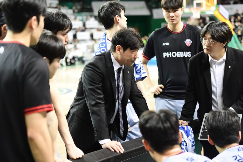 양동근 울산 현대모비스 감독(가운데). (KBL 제공)