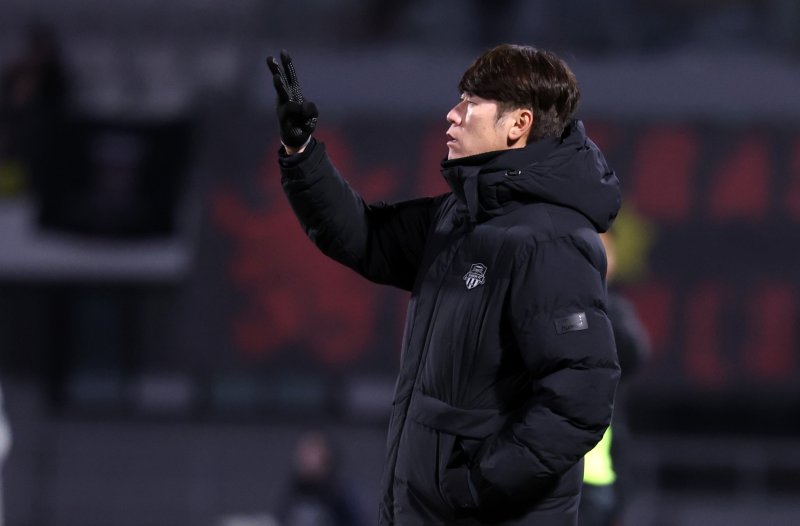 [수원=뉴시스] 이영환 기자 = 8일 오후 수원 장안구 수원종합운동장에서 열린 K리그1 수원FC와 K리그2 부천FC의 승강 플레이오프(PO) 2차전 경기 전반전, 수원 김은중 감독이 작전 지시를 하고 있다. 2025.12.08. 20hwan@newsis.com
