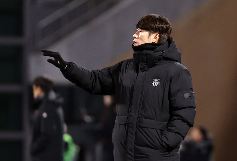 김은중 수원FC 감독이 8일 오후 경기 수원시 장안구 수원종합경기장에서 열린 하나은행 K리그 승강 플레이오프(PO) 2차전 수원FC와 부천FC의 경기에서 선수들에게 작전 지시하고 있다. 2025.12.8/뉴스1 ⓒ News1 구윤성 기자