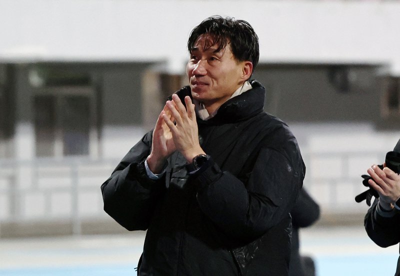 이영민 부천FC 감독이 8일 오후 경기 수원시 장안구 수원종합경기장에서 열린 하나은행 K리그 승강 플레이오프(PO) 2차전 수원FC와 부천FC의 경기에서 수원FC에 3대 2로 이기며 승격을 확정 지은 뒤 팬들에게 감사 인사를 하고 있다. 2025.12.8/뉴스1 ⓒ News1 구윤성 기자