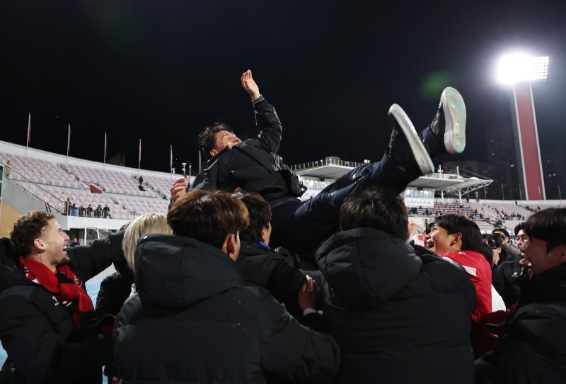 8일 오후 경기 수원시 장안구 수원종합경기장에서 열린 하나은행 K리그 승강 플레이오프(PO) 2차전 수원FC와 부천FC의 경기, 수원FC에 3대 2로 이기며 승격을 확정지은 부천FC 선수들이 이영민 감독을 헹가래 치고 있다. 2025.12.8/뉴스1 ⓒ News1 구윤성 기자