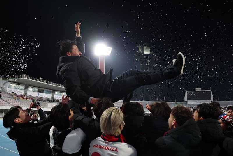 [수원=뉴시스] 이영환 기자 = 8일 오후 수원 장안구 수원종합운동장에서 열린 K리그1 수원FC와 K리그2 부천FC의 승강 플레이오프(PO) 2차전 경기 3-2로 승리해 K리그1 승격에 성공한 부천 선수들이 이영민 감독을 헹가래 치고 있다. 2025.12.08. 20hwan@newsis.com