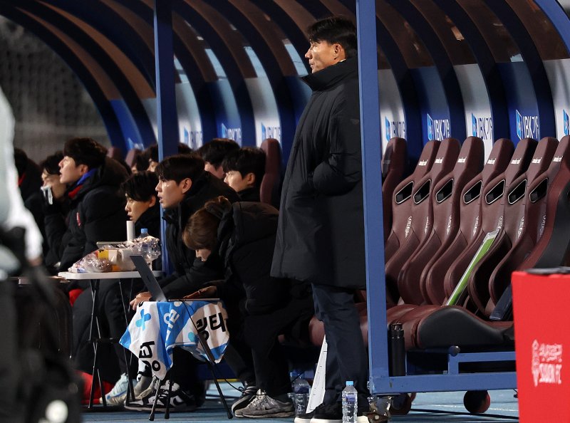 [수원=뉴시스] 이영환 기자 = 8일 오후 수원 장안구 수원종합운동장에서 열린 K리그1 수원FC와 K리그2 부천FC의 승강 플레이오프(PO) 2차전 경기 전반전, 부천 이영민 감독이 경기를 지켜보고 있다. 2025.12.08. 20hwan@newsis.com