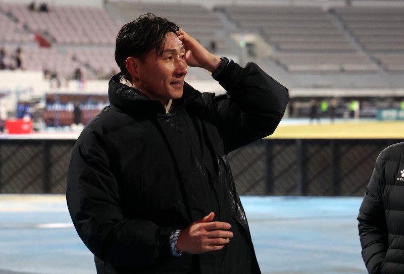 [수원=뉴시스] 이영환 기자 = 8일 오후 수원 장안구 수원종합운동장에서 열린 K리그1 수원FC와 K리그2 부천FC의 승강 플레이오프(PO) 2차전 경기 3-2로 승리해 K리그1 승격에 성공한 부천 이영민 감독이 머리를 넘기고 있다. 2025.12.08. 20hwan@newsis.com