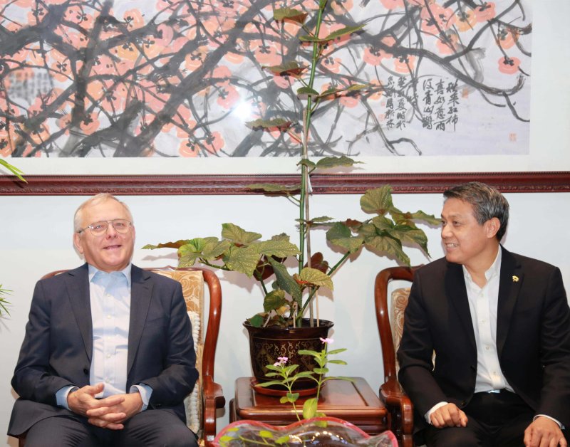 [베이징=뉴시스] 알렉산드르 마체고라 주북 러시아 대사(왼쪽)가 지난 6일 사망했다고 러시아 외무부가 8일(현지 시간) 발표했다. 사진은 마체고라 대사가 지난 10월 20일 왕야쥔 주(駐)북한 중국대사와 만나는 모습. (사진=주북한 중국대사관 웹사이트 갈무리) 2025.12.08. photo@newsis.com