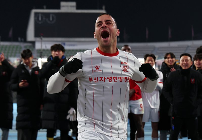 [수원=뉴시스] 이영환 기자 = 8일 오후 수원 장안구 수원종합운동장에서 열린 K리그1 수원FC와 K리그2 부천FC의 승강 플레이오프(PO) 2차전 경기 3-2로 승리해 K리그1 승격에 성공한 부천 바사니가 기뻐하고 있다. 2025.12.08. 20hwan@newsis.com