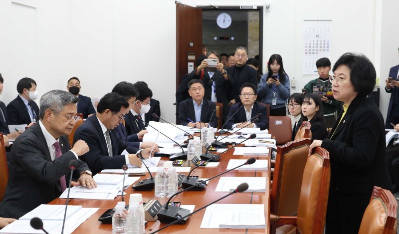 [서울=뉴시스] 조성봉 기자 = 김현 국회 과방위 정보통신방송법안심사소위원장이 8일 오후 서울 여의도 국회에서 열린 과학기술정보방송통신위원회 정보통신방송법안심사소위원회에 앞서 김장겸 국민의힘 의원 등과 대화를 하고 있다. 2025.12.08. suncho21@newsis.com