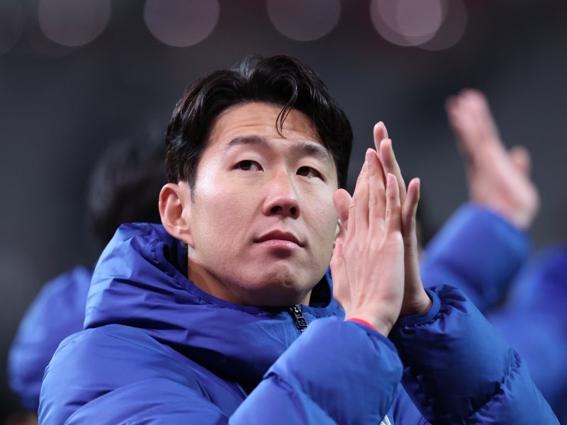 18일 서울 마포구 서울월드컵경기장에서 열린 ‘하나은행 초청 국가대표팀 친선경기’ 대한민국과 가나의 경기를 마친 손흥민이 팬들에게 인사를 하고 있다. 20225.11.18/뉴스1 ⓒ News1 박지혜 기자