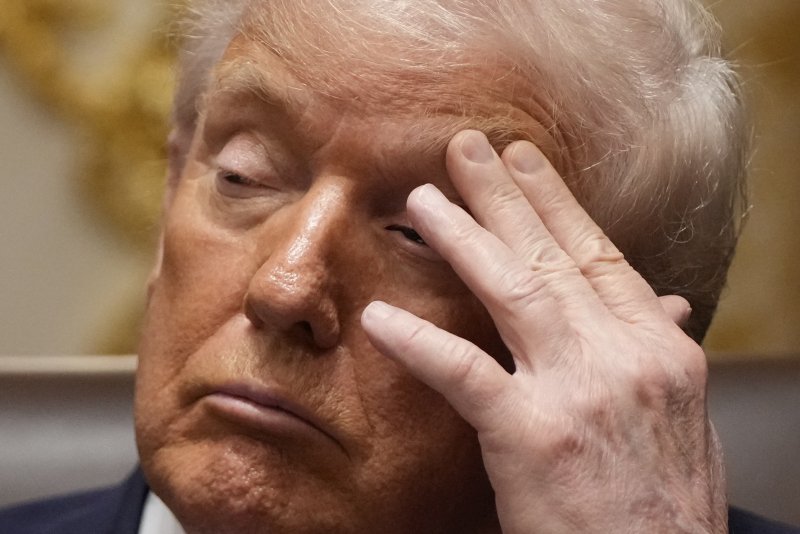 [워싱턴=AP/뉴시스]도널드 트럼프 미국 대통령이 지난 2일 미 워싱턴DC 백악관에서 각료회의를 주재하며 참가자 발언을 듣고 있다. 2025.12.09.