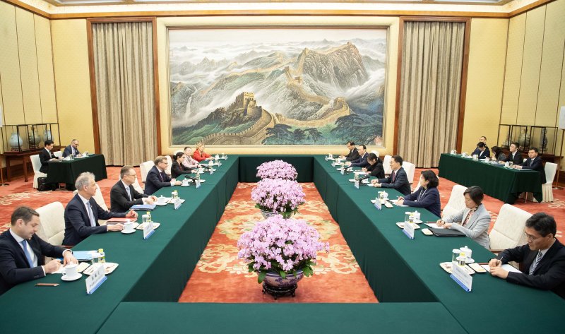 [베이징=신화/뉴시스] 8일 중국 베이징에서 한정 중국 부주석과 요한 바데풀 독일 외무장관이 회담하고 있다. 2025.12.09.