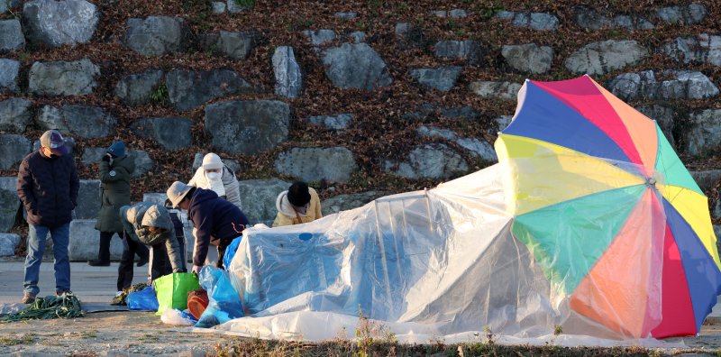전북 전주시 남부시장 인근 도깨비시장에서 방한용품을 착용한 시민들이 장을 보고 있다. 2025.12.3/뉴스1 ⓒ News1 유경석 기자