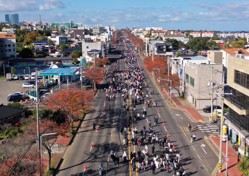 지난달 30일 제주시 연삼로 일대에서 제주특별자치도가 주최한 '2025 제2회 차 없는 거리 걷기행사'가 열리고 있다.(제주특별자치도 제공, 재판매 및 DB 금지) 2025.11.30/뉴스1 ⓒ News1 오미란 기자