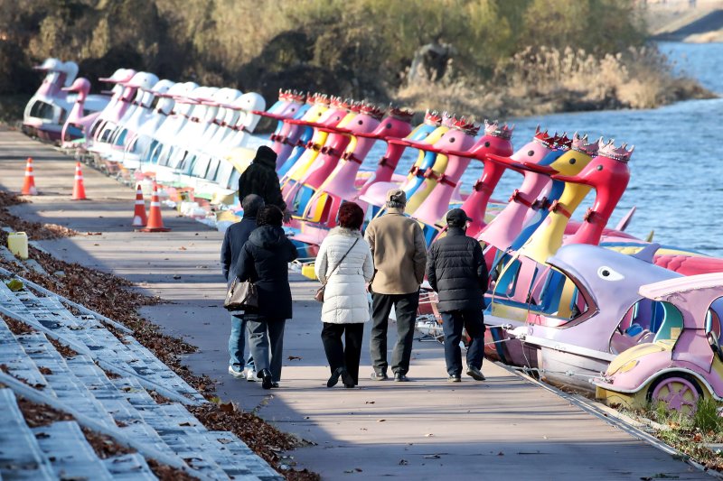 8일 대구 동구 금호강 동촌유원지를 찾은 시민들이 오리배 선착장 주변을 산책하고 있다. 2025.12.8/뉴스1 ⓒ News1 공정식 기자