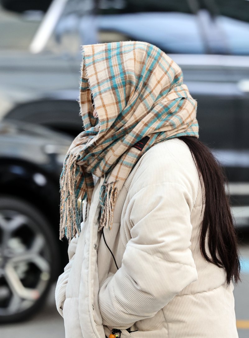 두꺼운 옷차림을 한 시민들이 발걸음을 옮기고 있다.(사진은 기사 내용과 무관함) / 뉴스1 ⓒ News1