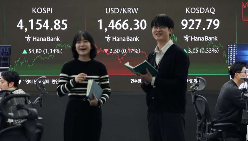 [서울=뉴시스] 김진아 기자 = 8일 서울 중구 하나은행 딜링룸에서 딜러들이 업무를 보고 있다. 코스피는 전 거래일(4100.05)보다 54.80포인트(1.34%) 오른 4154.85에, 코스닥 지수는 전 거래일(924.74)보다 3.05포인트(0.33%) 상승한 927.79에 거래를 종료했다.2025.12.08. bluesoda@newsis.com