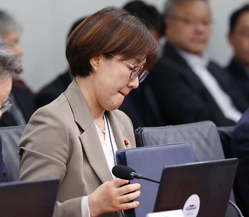 [서울=뉴시스] 고범준 기자 = 김현지 제1부속실장이 4일 서울 용산 대통령실 청사에서 열린 수석보좌관회의에서 자료를 살펴보고 있다. (대통령실통신사진기자단) 2025.12.04. bjko@newsis.com