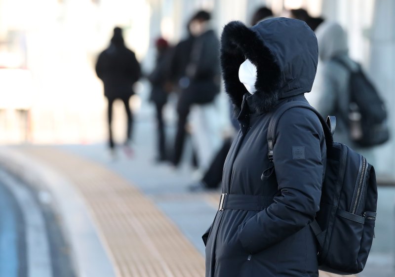 전국 대부분 지역의 기온이 영하권의 추운 날씨를 보인 3일 오전 대구 동구 동대구역 인근 버스정류장에서 두꺼운 외투 차림의 시민들이 잔뜩 움츠린 채 버스를 기다리고 있다. 2025.12.3/뉴스1 ⓒ News1 공정식 기자