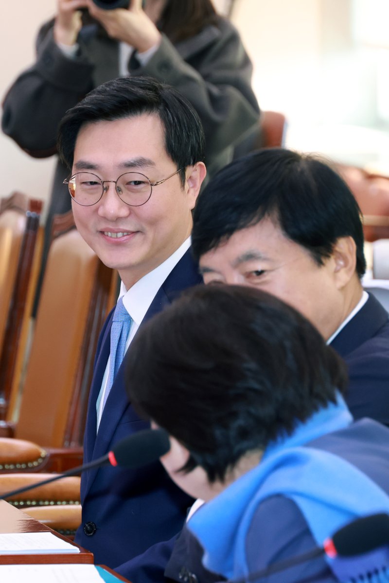 [서울=뉴시스] 고승민 기자 = 장경태 더불어민주당 의원이 1일 서울 여의도 국회에서 열린 법제사법위원회 법안심사제1소위원회에서 서영교, 이성윤 의원과 대화하고 있다. 2025.12.01. kkssmm99@newsis.com