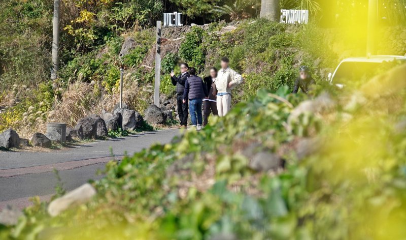 [제주=뉴시스] 오영재 기자 = 지난 7일 오전 제주 서귀포시 법환동 올레7코스에서 관광객들이 산책을 하고 있다. 2025.12.07. oyj4343@newsis.com