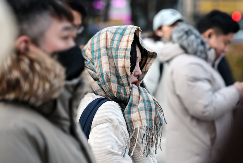 전국 대부분 기온이 영하권의 추운 날씨를 보인 3일 서울 종로구 광화문네거리에서 두터운 옷차림을 한 시민들이 발걸음을 옮기고 있다. 2025.12.3/뉴스1 ⓒ News1 이호윤 기자