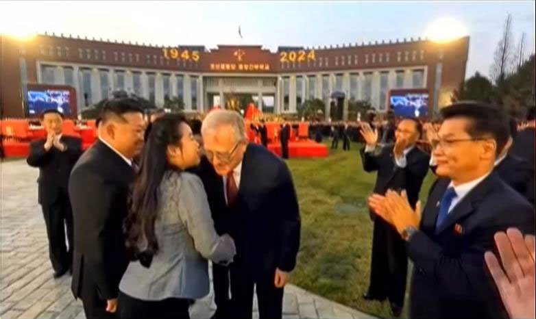 [서울=뉴시스] 지난해 10월 10일 북한 노동당 중앙간부학교에서 열린 당 창건 79주년 경축공연에서 김정은 딸 주애가 알렉산드르 마체고라 주북 러시아 대사와 인사하는 모습을 조선중앙TV가 11일 보도하고 있다. (사진=조선중앙TV 캡처) 2025.12.09. photo@newsis.com *재판매 및 DB 금지