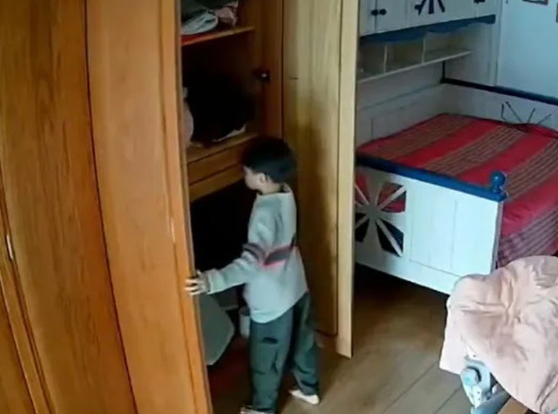 [뉴시스]소년이 옷장을 열고 엄마의 결혼기념품인 금목걸이를 꺼내는 모습이 집 내부 폐쇄회로(CC)TV에 찍혔다. (사진 = QQ.com) *재판매 및 DB 금지