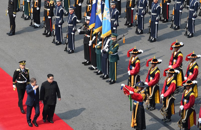 지난 2018년 4월 27일 문재인 당시 대통령과 김정은 북한 국무위원장이 판문점에서 국군의장대를 사열하고 있다. (사진은 기사 내용과 무관함) 2018.4.27/뉴스1 ⓒ News1 한국공동사진기자단