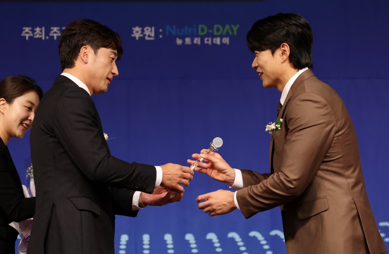 [서울=뉴시스] 조성우 기자 = 8일 서울 강남구 리베라호텔에서 열린 2025 일구상 시상식에서 키움히어로즈 송성문(오른쪽)이 이택근 일구회 회원으로부터 최고 타자상을 수상하고 있다. 2025.12.08. xconfind@newsis.com