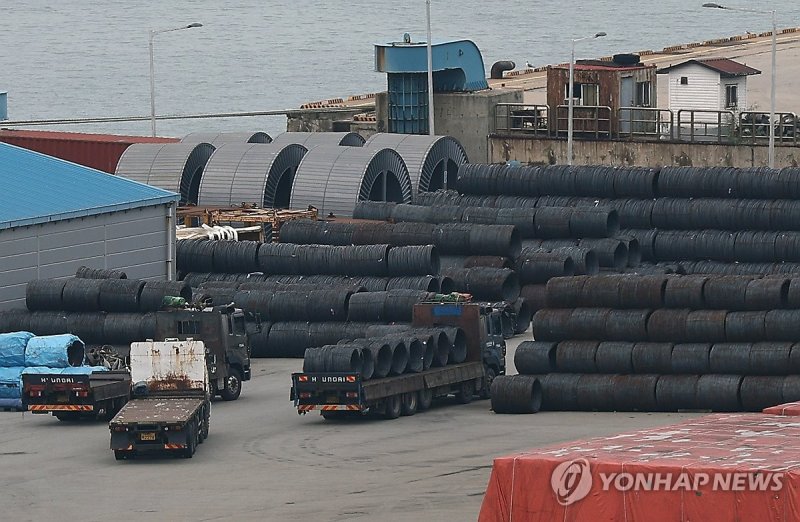 평택항에 쌓인 철강 제품들. 연합뉴스