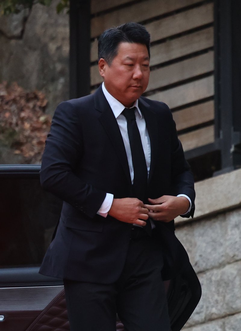 [서울=뉴시스] 황준선 기자 = 정지선 현대백화점그룹 회장이 20일 오후 고 정주영 현대그룹 명예회장의 24주기 제사를 치르기 위해 서울 종로구 청운동 옛 정주영 명예회장의 자택으로 들어서고 있다. 2025.03.20. hwang@newsis.com