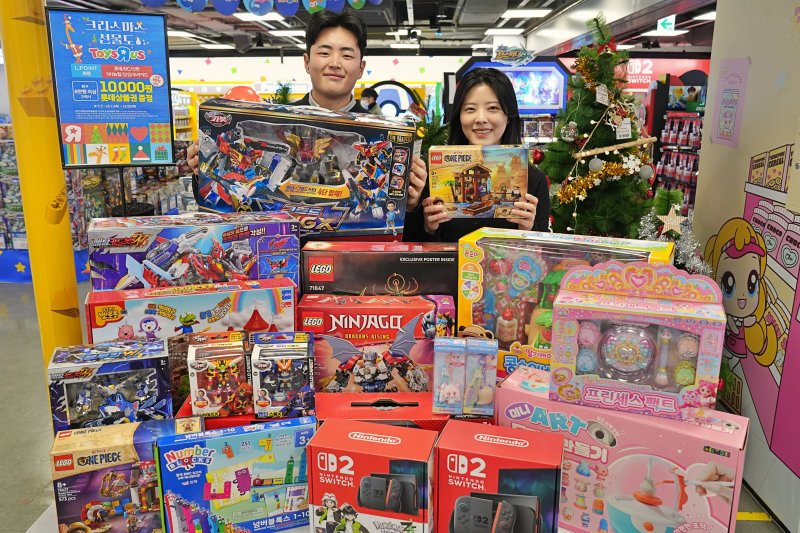 롯데마트 토이저러스는 크리스마스 시즌을 맞아 25일까지 총 2000여 종의 완구를 최대 40% 할인 판매한다.(롯데마트제공)