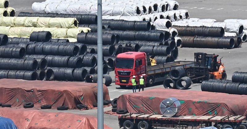 [평택=뉴시스] 김종택 기자 = 4일 경기 평택시 포승읍 평택항 수출 야적장에 철강 제품이 쌓여있는 모습. 2025.06.04. jtk@newsis.com