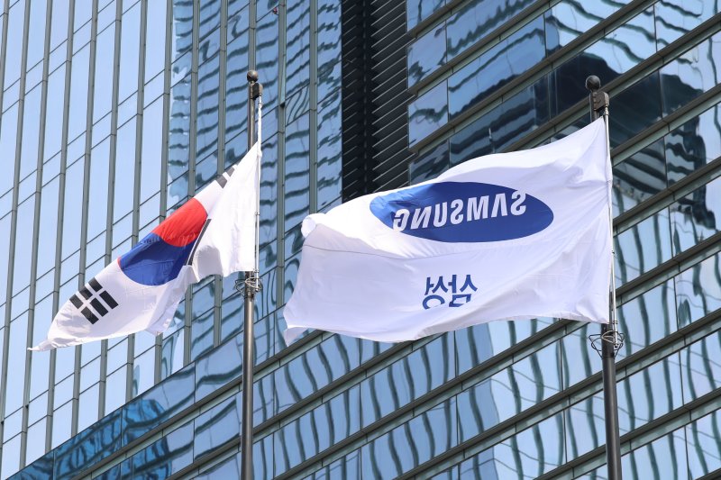 [서울=뉴시스] 권창회 기자 = 30일 서울 삼성전자 서초사옥의 깃발이 펄럭이고 있다. 삼성전자가 30일 연결 기준 매출 86조1000억원, 영업이익 12조2000억원의 올해 3분기 실적을 발표했다. 전사 매출은 전분기 대비 15% 증가하며 역대 최대 분기 매출을 기록했다. .2025.10.30. kch0523@newsis.com