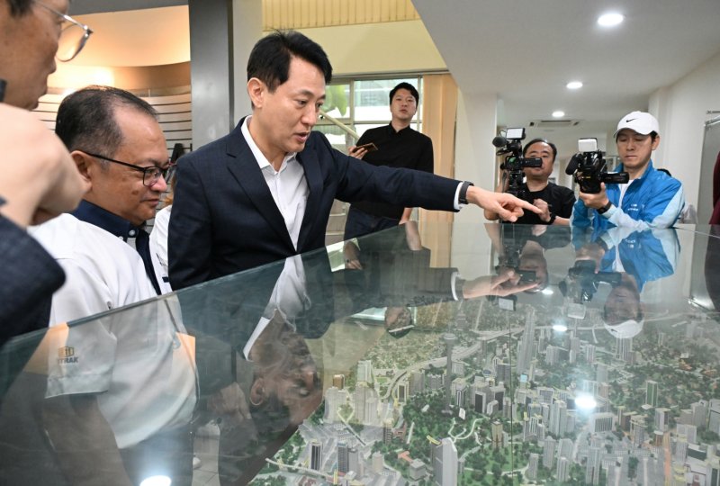 [쿠알라룸푸르 =뉴시스]8일(월) 쿠알라룸푸르 복합터널 'SMART'를 방문한 오세훈 서울시장이 터널 관계자와 운영 현황에 대해 이야기 나누고 있다. 2025.12.09. (사진=서울시 제공) *재판매 및 DB 금지