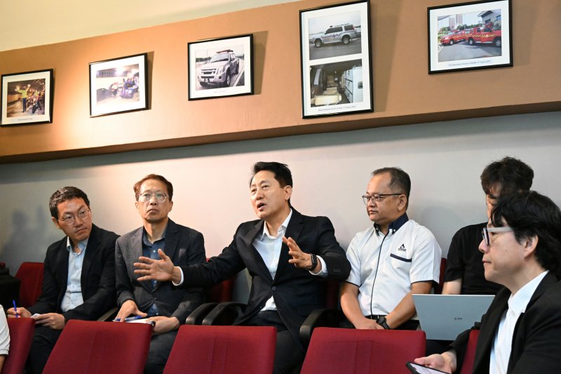 오세훈 서울시장이 8일(현지시간) 쿠알라룸푸르 복합터널 'SMART'를 방문해 현장 관계자와 운영 현황에 대해 이야기 나누고 있다. (서울시 제공) 뉴스1 ⓒ News1