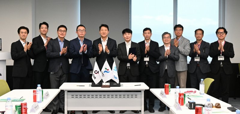 [쿠알라룸푸르=뉴시스]8일(월) 쿠알라룸푸르에서 열린 ‘서울경제진흥원-틱톡 아시아 간 업무협약식’에 참석한 오세훈 서울시장이 기념사진을 촬영하고 있다. 2025.12.09. (사진=서울시 제공) *재판매 및 DB 금지