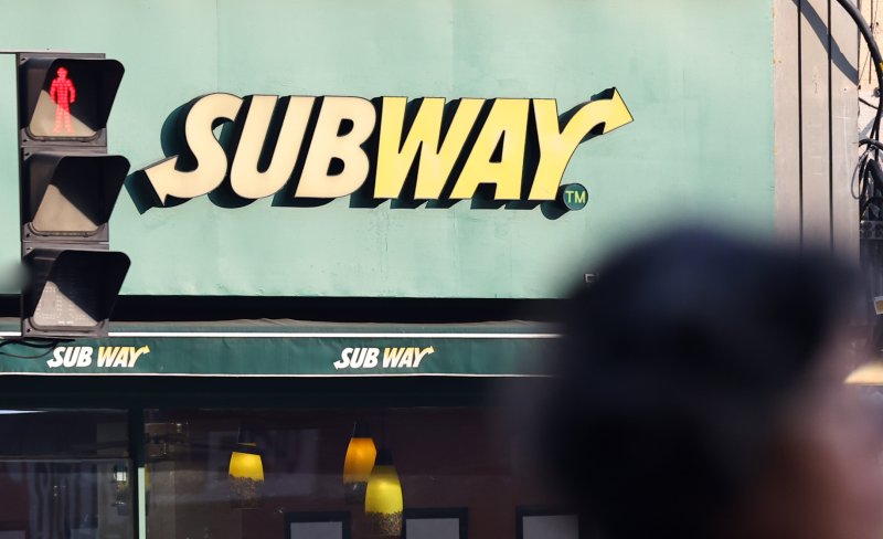 [서울=뉴시스] 최진석 기자 = 서울의 한 써브웨이(Subway) 매장 앞을 시민이 지나가고 있다. 2025.12.07. myjs@newsis.com