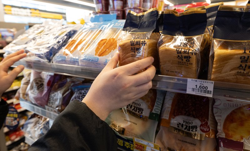 서울 시내의 한 편의점에 간편식 등이 진열돼 있다.ⓒ News1 이승배 기자