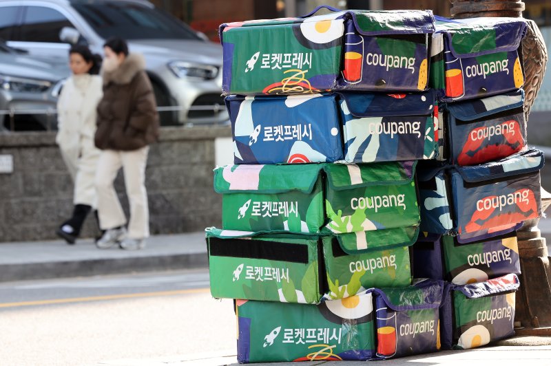 국내 최대 이커머스 업체 쿠팡에서 역대 최대 규모인 약 3370만 개의 고객 계정 정보 유출 사고가 발생했다. 이번 유출에는 이름·전화번호·배송지 등 신상정보가 포함된 것으로 알려져 소비자들 사이에서 2차 피해 우려도 확산되는 가운데 2일 서울 중구 한 빌딩 앞에 쿠팡 배송박스들이 쌓여 있다. 2025.12.2/뉴스1 ⓒ News1 이호윤 기자