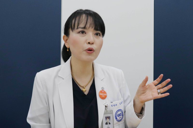 김희진 한양대병원 신경과 교수가 최근 발표된 '콜린알포세레이트' 효능 연구를 소개하고 있다. 2025.12. 8/뉴스1